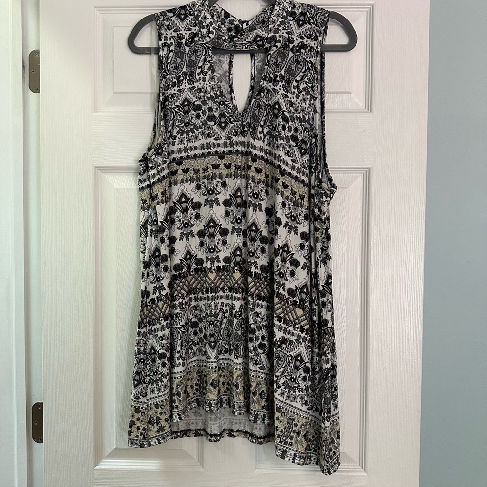 2X high-neck tank with front and back keyholes, black and white design